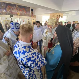 Свенародно сабрање пред иконом Пресвете Богородице Тројеручице у Кличеву