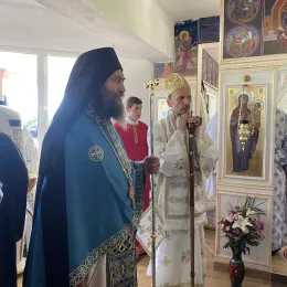 Свенародно сабрање пред иконом Пресвете Богородице Тројеручице у Кличеву