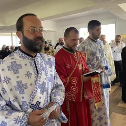 Свенародно сабрање пред иконом Пресвете Богородице Тројеручице у Кличеву