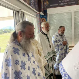 Свенародно сабрање пред иконом Пресвете Богородице Тројеручице у Кличеву