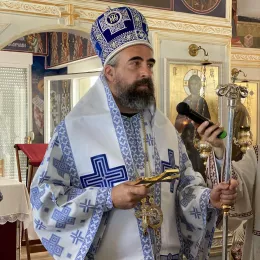 Свенародно сабрање пред иконом Пресвете Богородице Тројеручице у Кличеву