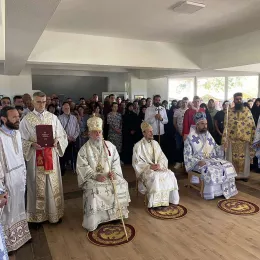 Свенародно сабрање пред иконом Пресвете Богородице Тројеручице у Кличеву