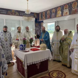 Свенародно сабрање пред иконом Пресвете Богородице Тројеручице у Кличеву