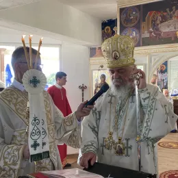 Свенародно сабрање пред иконом Пресвете Богородице Тројеручице у Кличеву