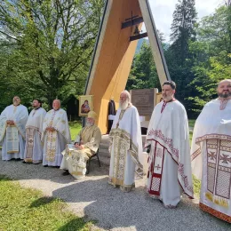 Литургија и парастос на Камнишкој Бистрици