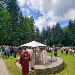 Литургија и парастос на Камнишкој Бистрици
