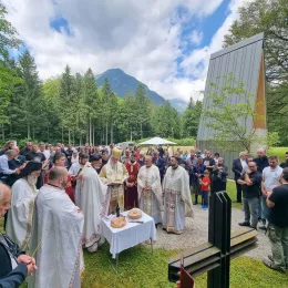 Литургија и парастос на Камнишкој Бистрици