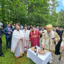 Литургија и парастос на Камнишкој Бистрици