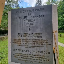 Литургија и парастос на Камнишкој Бистрици
