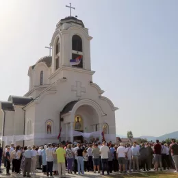 ОСВЕШТАН ХРАМ СВЕТОГ ОЦА ВАРНАВЕ НА ВРАЊЕШУ У ИСТОЧНОМ НОВОМ САРАЈЕВУ