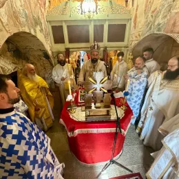 Епископ Методије служио Литургију и освештао споменик Благоју Крушићу у селу Почивале у Бањанима