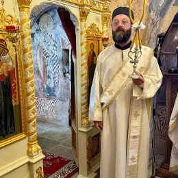 Епископ Методије служио Литургију и освештао споменик Благоју Крушићу у селу Почивале у Бањанима