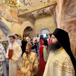 Епископ Методије служио Литургију и освештао споменик Благоју Крушићу у селу Почивале у Бањанима