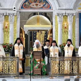 Патријарх српски Порфирије служио молебан у храму Светог Саве