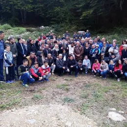 Епископ Јоаникије служио Литургију на темељима храма Воздвижења Часног Крста у Павином Пољу 