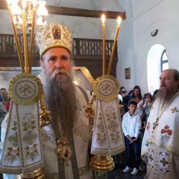 Епископ Јоаникије одслужио Литургију и освештао црквено-народни дом у Гусињу