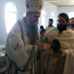 Епископ Јоаникије одслужио Литургију и освештао црквено-народни дом у Гусињу