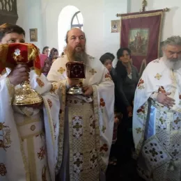 Епископ Јоаникије одслужио Литургију и освештао црквено-народни дом у Гусињу