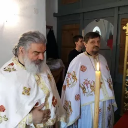 Епископ Јоаникије одслужио Литургију и освештао црквено-народни дом у Гусињу