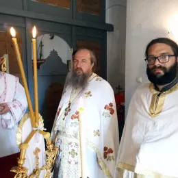 Епископ Јоаникије одслужио Литургију и освештао црквено-народни дом у Гусињу