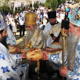 Митрополит Амфилохије у манастиру Косијерево, покрај моштију Светог Арсенија, са више архијереја СПЦ служио Свету службу Божију