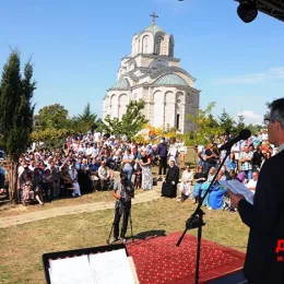 Митрополит Амфилохије у манастиру Косијерево, покрај моштију Светог Арсенија, са више архијереја СПЦ служио Свету службу Божију