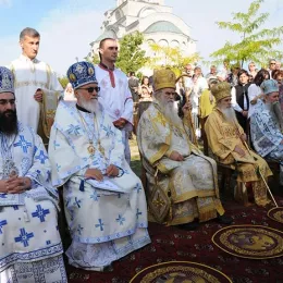 Митрополит Амфилохије у манастиру Косијерево, покрај моштију Светог Арсенија, са више архијереја СПЦ служио Свету службу Божију