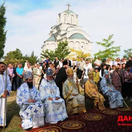 Митрополит Амфилохије у манастиру Косијерево, покрај моштију Светог Арсенија, са више архијереја СПЦ служио Свету службу Божију