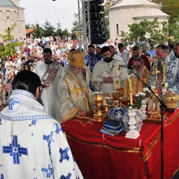 Митрополит Амфилохије у манастиру Косијерево, покрај моштију Светог Арсенија, са више архијереја СПЦ служио Свету службу Божију