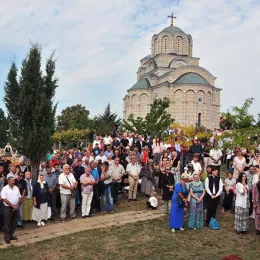 Митрополит Амфилохије у манастиру Косијерево, покрај моштију Светог Арсенија, са више архијереја СПЦ служио Свету службу Божију