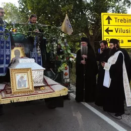 Свети Арсеније дочекан у манастиру Косијереву