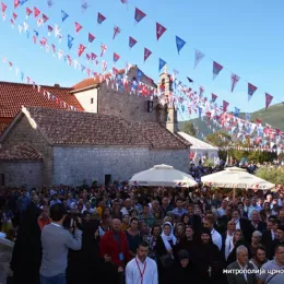 Патријарх Иринеј у Грбљу: Не напуштајте своја огњишта! (видео)