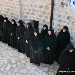 Патријарх Иринеј у Грбљу: Не напуштајте своја огњишта! (видео)