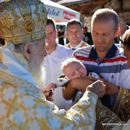 Патријарх Иринеј у Грбљу: Не напуштајте своја огњишта! (видео)
