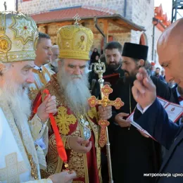 Патријарх Иринеј у Грбљу: Не напуштајте своја огњишта! (видео)
