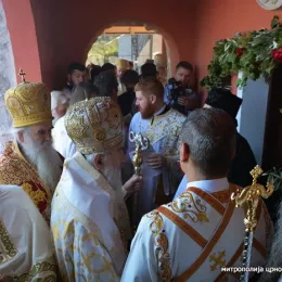 Патријарх Иринеј у Грбљу: Не напуштајте своја огњишта! (видео)