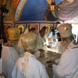 Патријарх Иринеј у Грбљу: Не напуштајте своја огњишта! (видео)