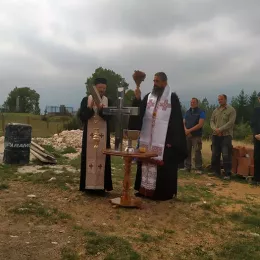 Заблистао крст на цркви Светог апостола Луке у жабљачком селу Крстац