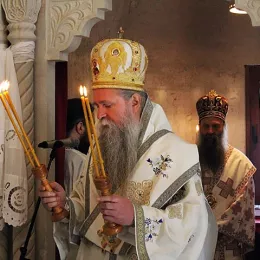 ОСВЕЋЕН ПРВИ ХРАМ ПОСВЕЋЕН JАСЕНОВАЧКИМ НОВОМУЧЕНИЦИМА