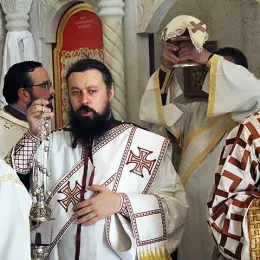 ОСВЕЋЕН ПРВИ ХРАМ ПОСВЕЋЕН JАСЕНОВАЧКИМ НОВОМУЧЕНИЦИМА