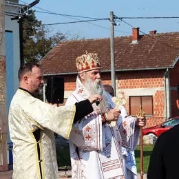 ОСВЕЋЕН ПРВИ ХРАМ ПОСВЕЋЕН JАСЕНОВАЧКИМ НОВОМУЧЕНИЦИМА