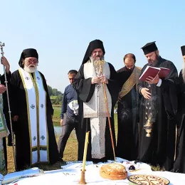 ОСВЕЋЕН ПРВИ ХРАМ ПОСВЕЋЕН JАСЕНОВАЧКИМ НОВОМУЧЕНИЦИМА