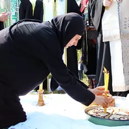 ОСВЕЋЕН ПРВИ ХРАМ ПОСВЕЋЕН JАСЕНОВАЧКИМ НОВОМУЧЕНИЦИМА