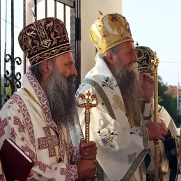 ОСВЕЋЕН ПРВИ ХРАМ ПОСВЕЋЕН JАСЕНОВАЧКИМ НОВОМУЧЕНИЦИМА