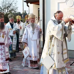 ОСВЕЋЕН ПРВИ ХРАМ ПОСВЕЋЕН JАСЕНОВАЧКИМ НОВОМУЧЕНИЦИМА