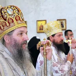 ОСВЕЋЕН ПРВИ ХРАМ ПОСВЕЋЕН JАСЕНОВАЧКИМ НОВОМУЧЕНИЦИМА