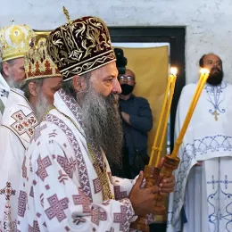 ОСВЕЋЕН ПРВИ ХРАМ ПОСВЕЋЕН JАСЕНОВАЧКИМ НОВОМУЧЕНИЦИМА