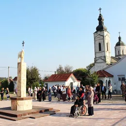 ОСВЕЋЕН ПРВИ ХРАМ ПОСВЕЋЕН JАСЕНОВАЧКИМ НОВОМУЧЕНИЦИМА