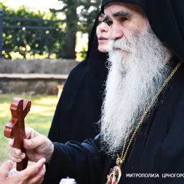 Блаженопочившем Митрополиту Амфилохију постхумно Награда ослобођења Никшића