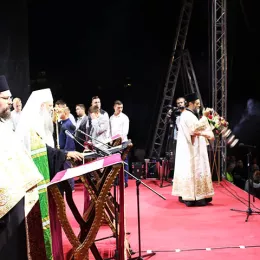 Десетине хиљада верних на свенародном молебну за светињу брака и породице, слогу и мир у нашем народу (УЖИВО))